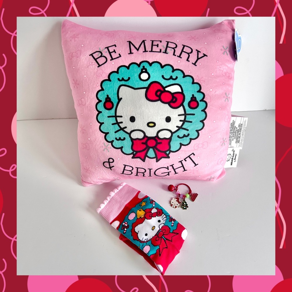 ❤️(HK336) Hello Kitty Adorable 3-Piece Christmas Pillow Bundle!